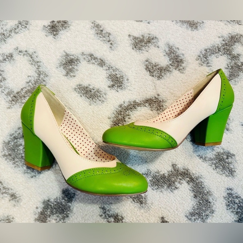 Women's Two-Tone Green and Cream Block Heel Pumps